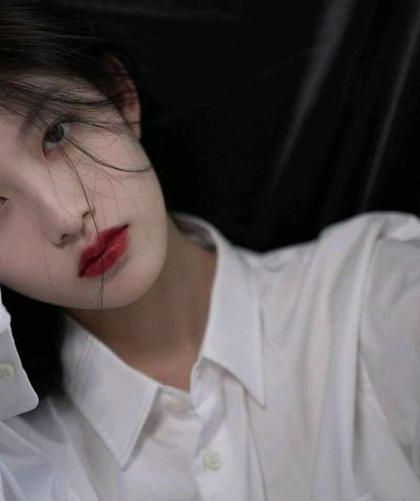 岁岁年年人不同 作者：景萱